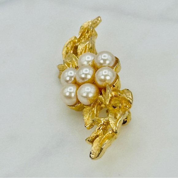 Vintage Richelieu Brooch Pin Gold Tone Faux Pearl Flower Leaf Dainty Delicate - Picture 3 of 9
